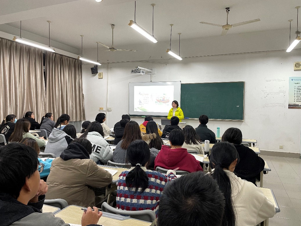 说明: 会议室里的人们描述已自动生成